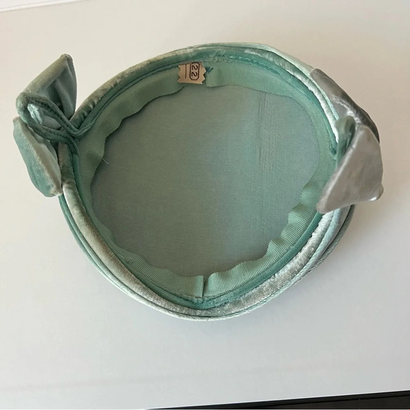 Vintage 1960s Ladies' Mint Green Blue Velvet Pillbox Side Bows Close Hat - Picture 12 of 15